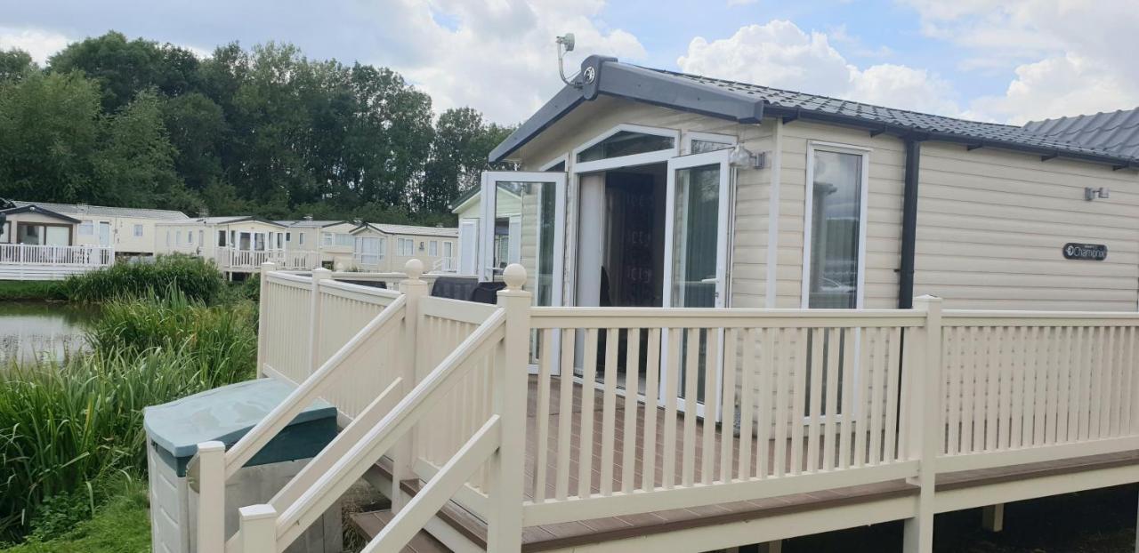 Lakeside Cotswold Holiday Home Cirencester Eksteriør billede