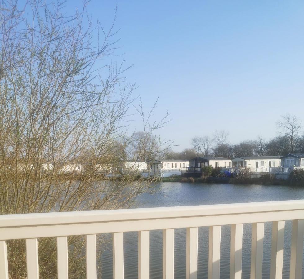 Lakeside Cotswold Holiday Home Cirencester Eksteriør billede